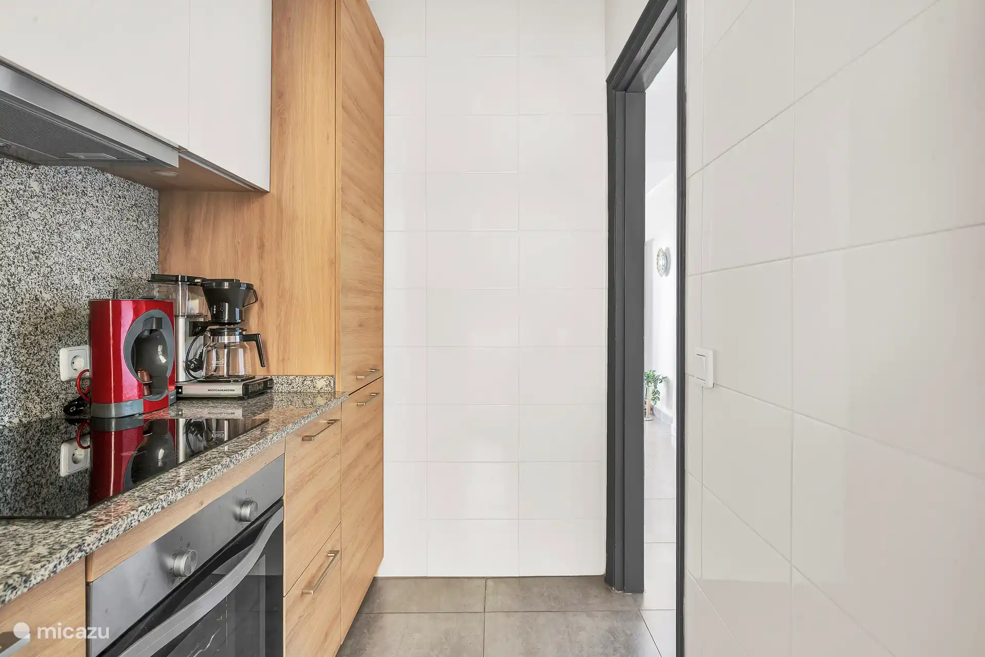 Cuisine moderne avec une Dolce Gusto et une cafetière filtre.