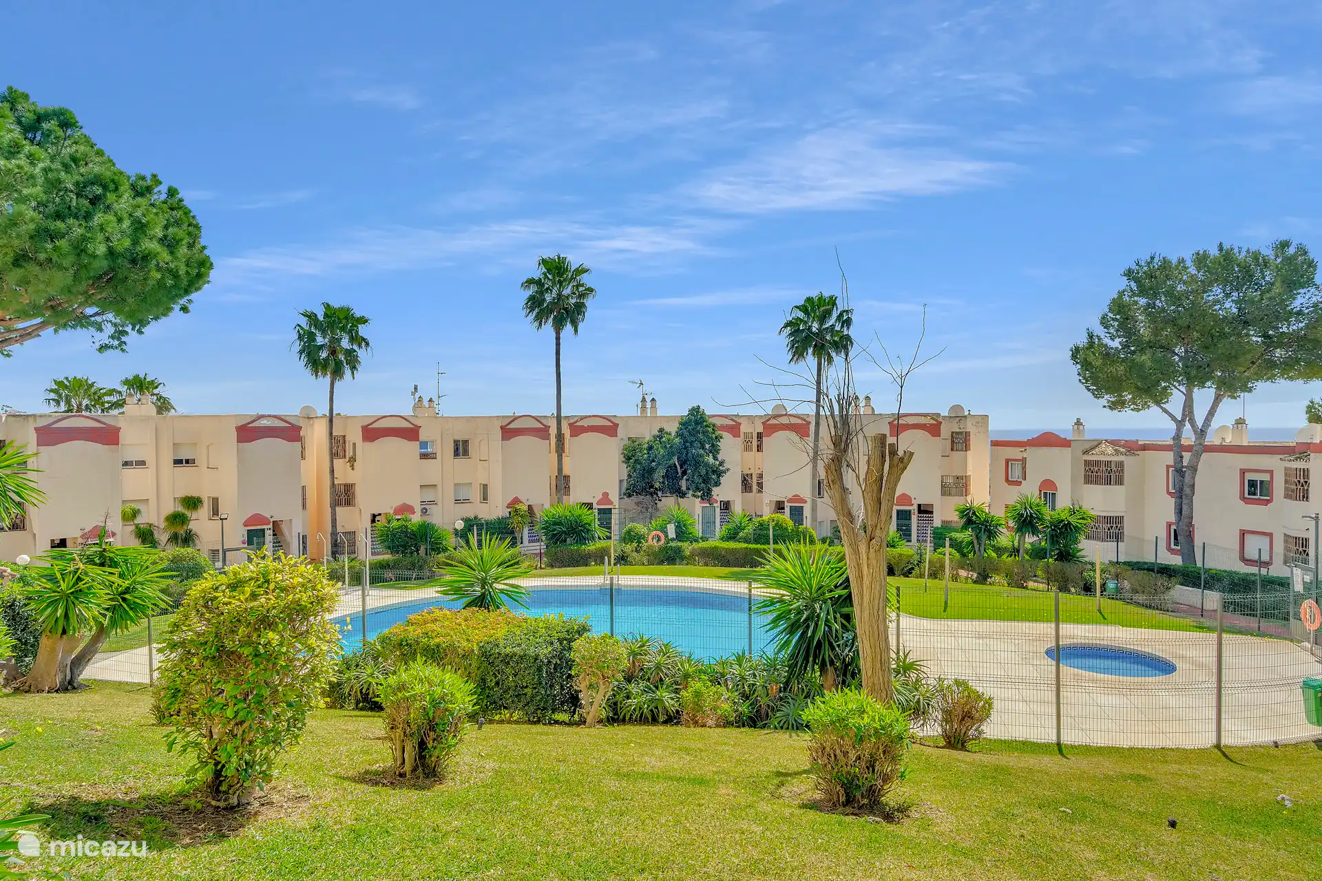 Belle piscine commune avec une piscine séparée pour enfants.
