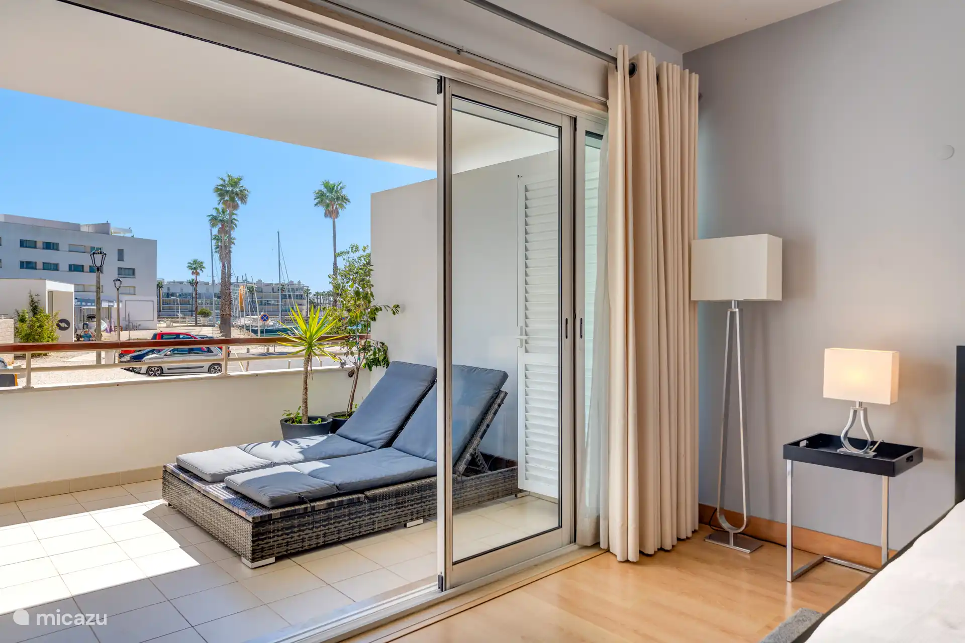 Terras met uitzicht op de jachthaven