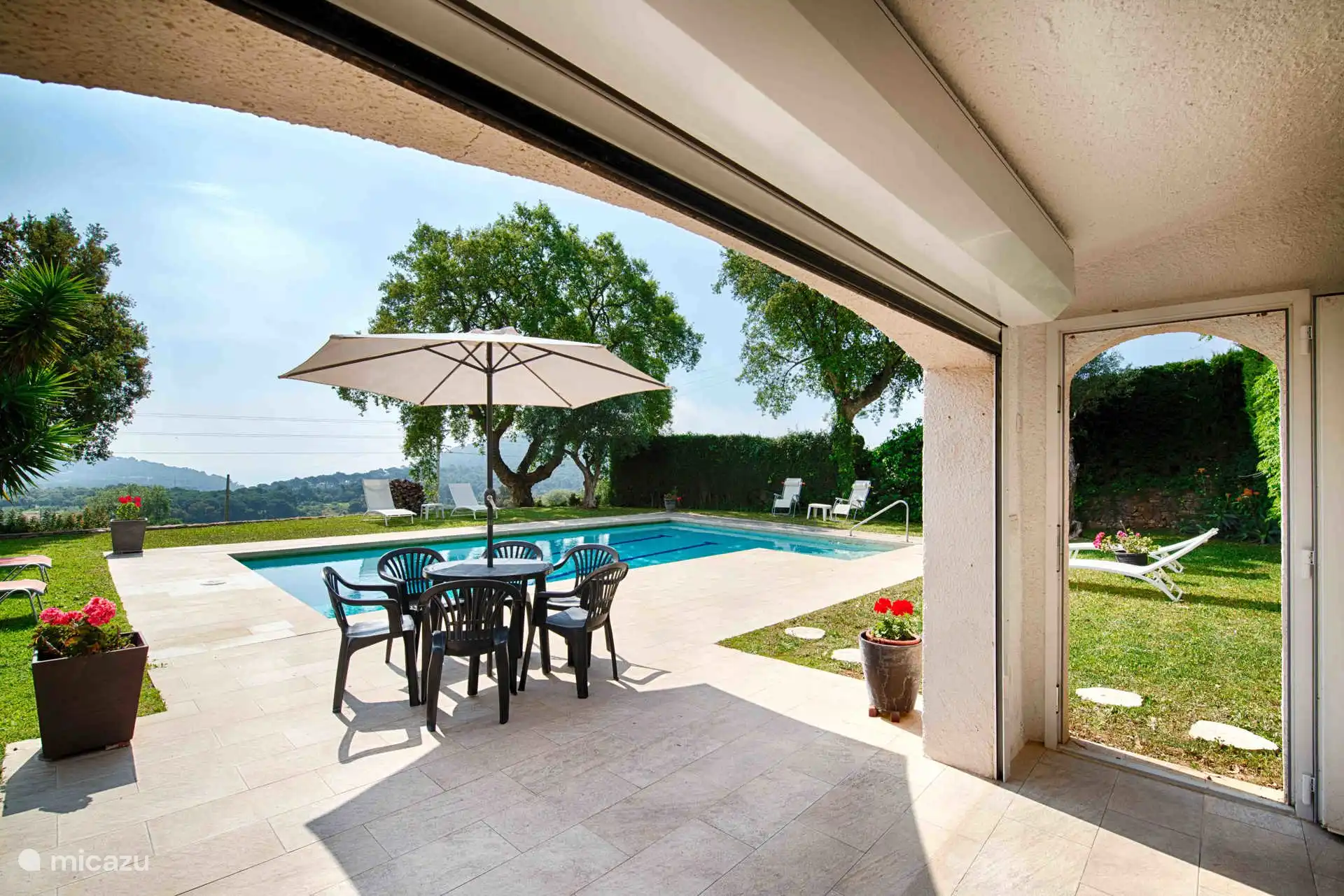 Poolhouse en zwembad villa Girasol