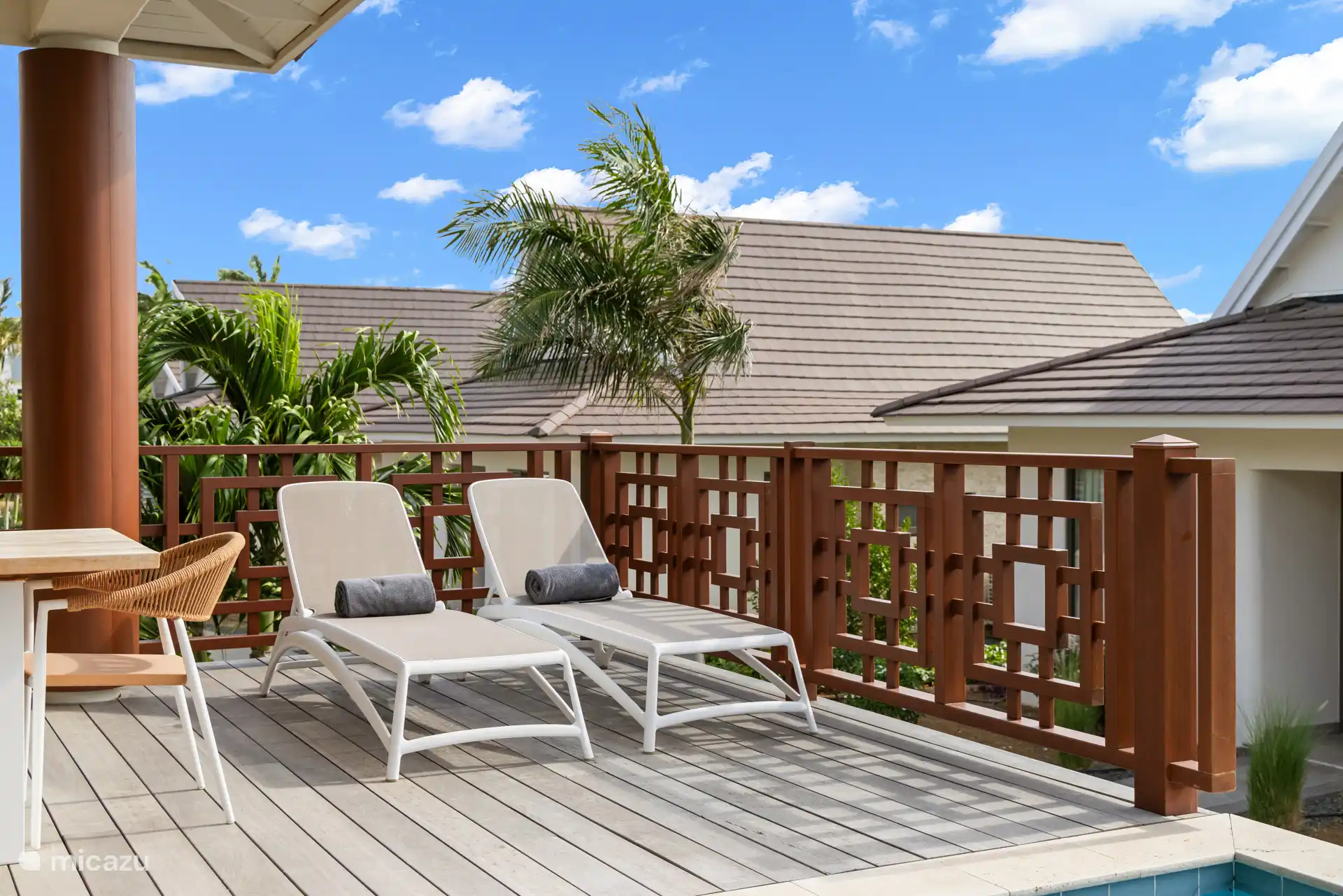 Ligbedjes aan het zwembad.