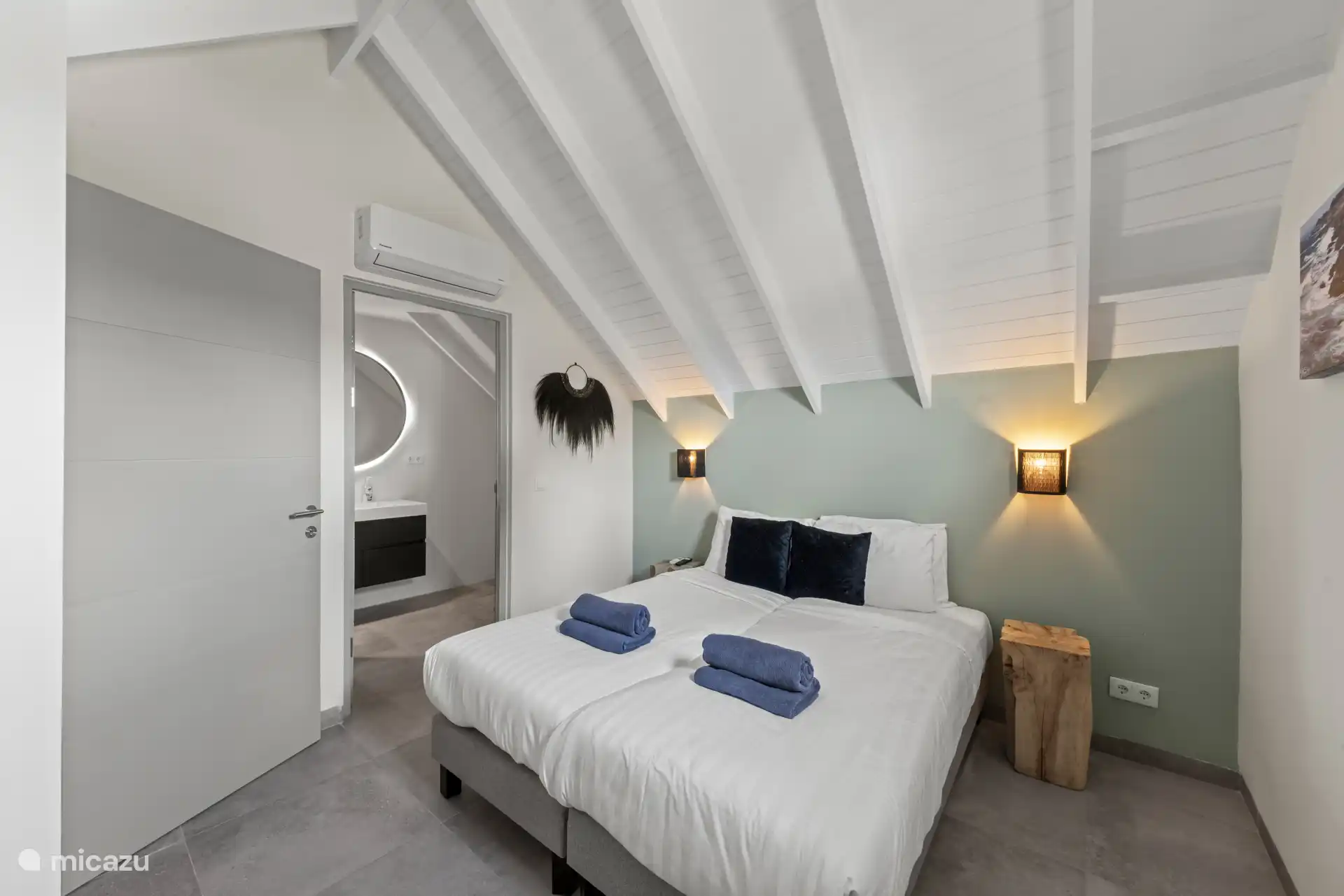 Derde slaapkamer op de eerste verdieping met airconditioning, opbergruimte, TV en eigen badkamer.