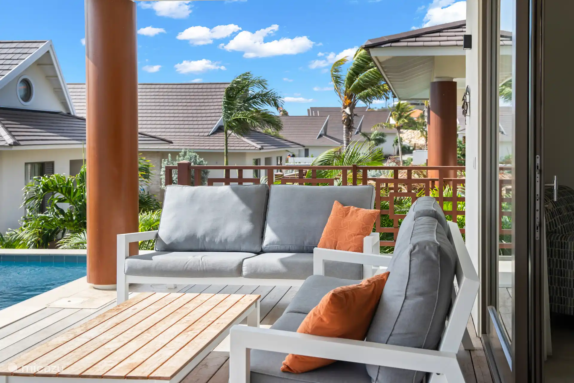 Comfortable loungeset aanwezig op het balkon.