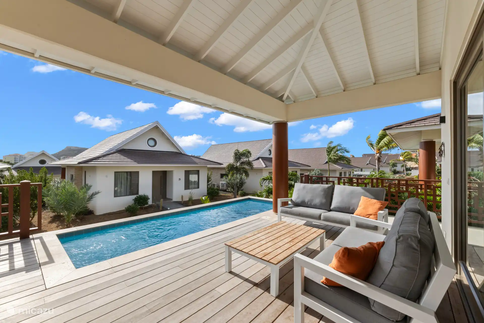 De buitenruimte nodigt uit om te genieten van het heerlijke eilandleven.