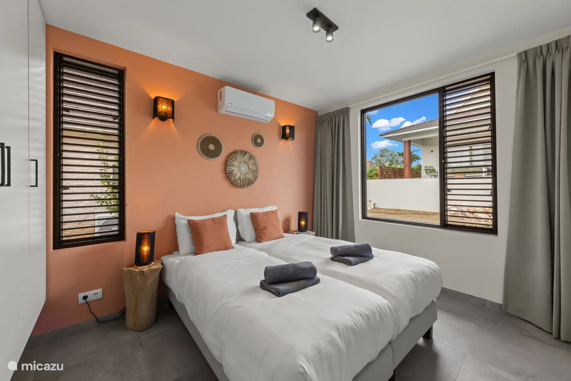 Slaapkamer 2 met airconditioning, opbergruimte, eigen badkamer.