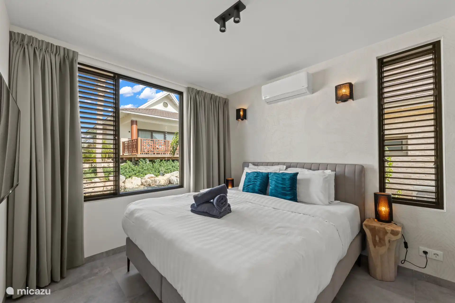 De villa beschikt over drie ruime slaapkamers, elk met een moderne en-suite badkamer.