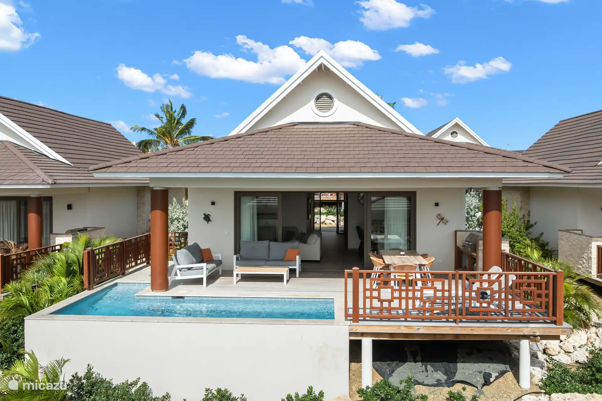 Buiten vind je een privézwembad en zonneterras.