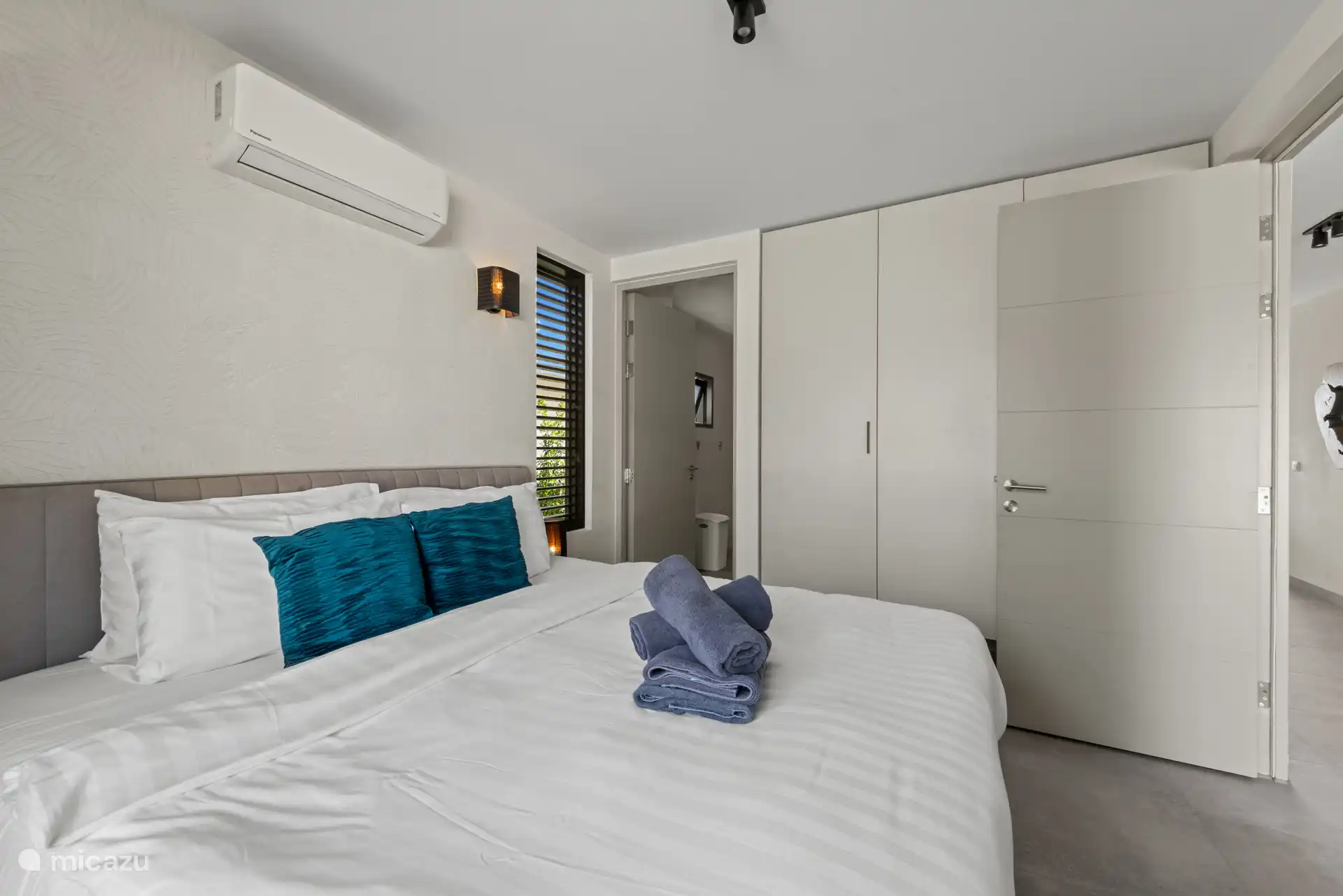 Masterbedroom, airconditioning, opbergruimte, eigen badkamer.