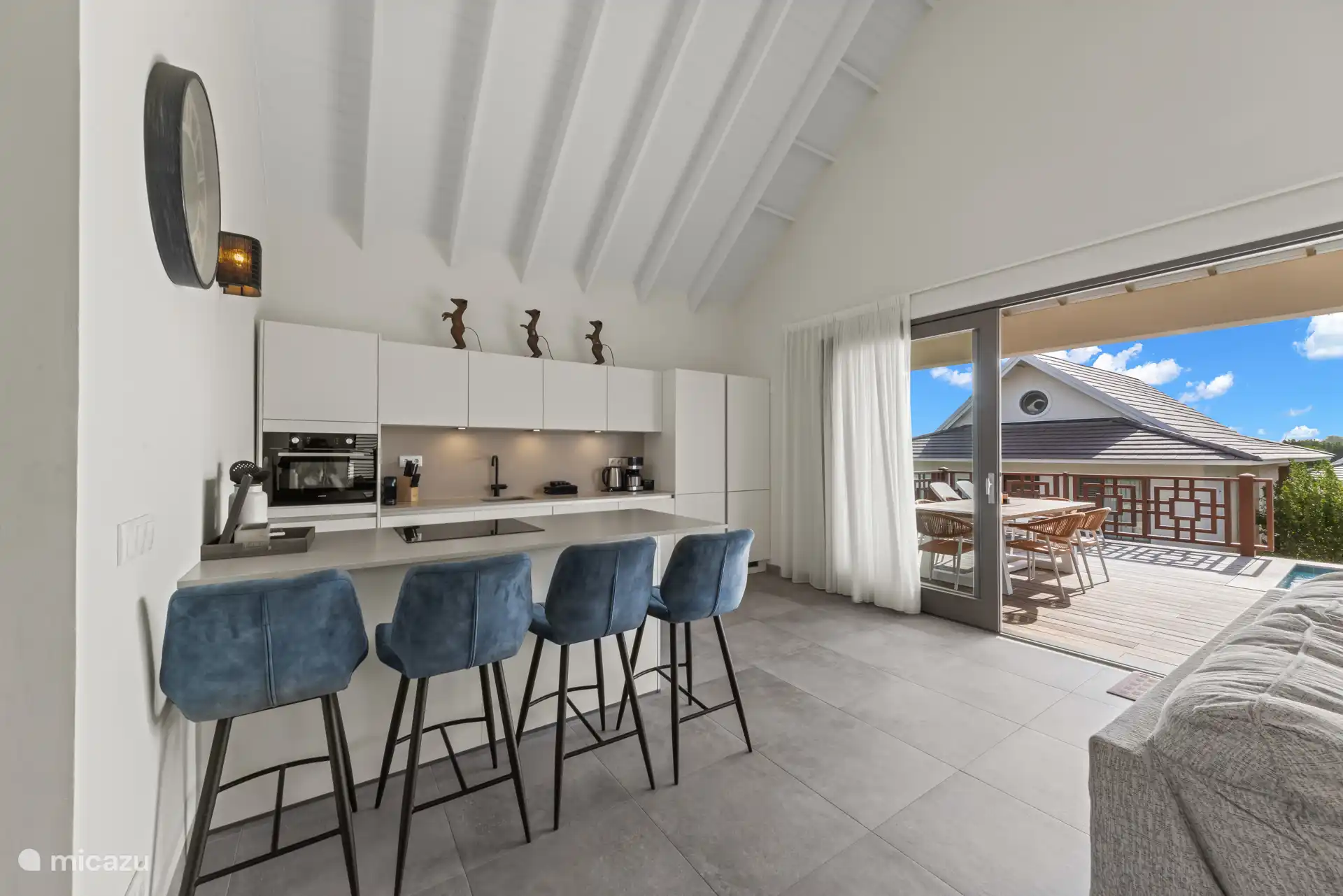 Moderne keuken met cmbi magnetron, koelkast, vaatwasser, Nespresso, toaster en blender aanwezig.