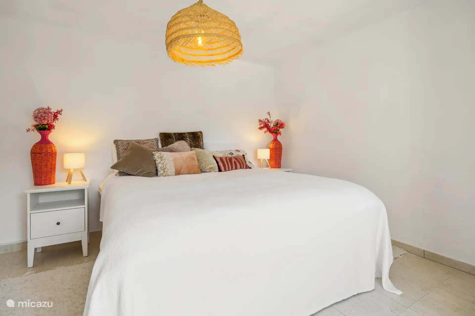 Geräumiges Schlafzimmer gehört zur Wohnung mit großzügigem Doppelbett und Kleiderschrank.