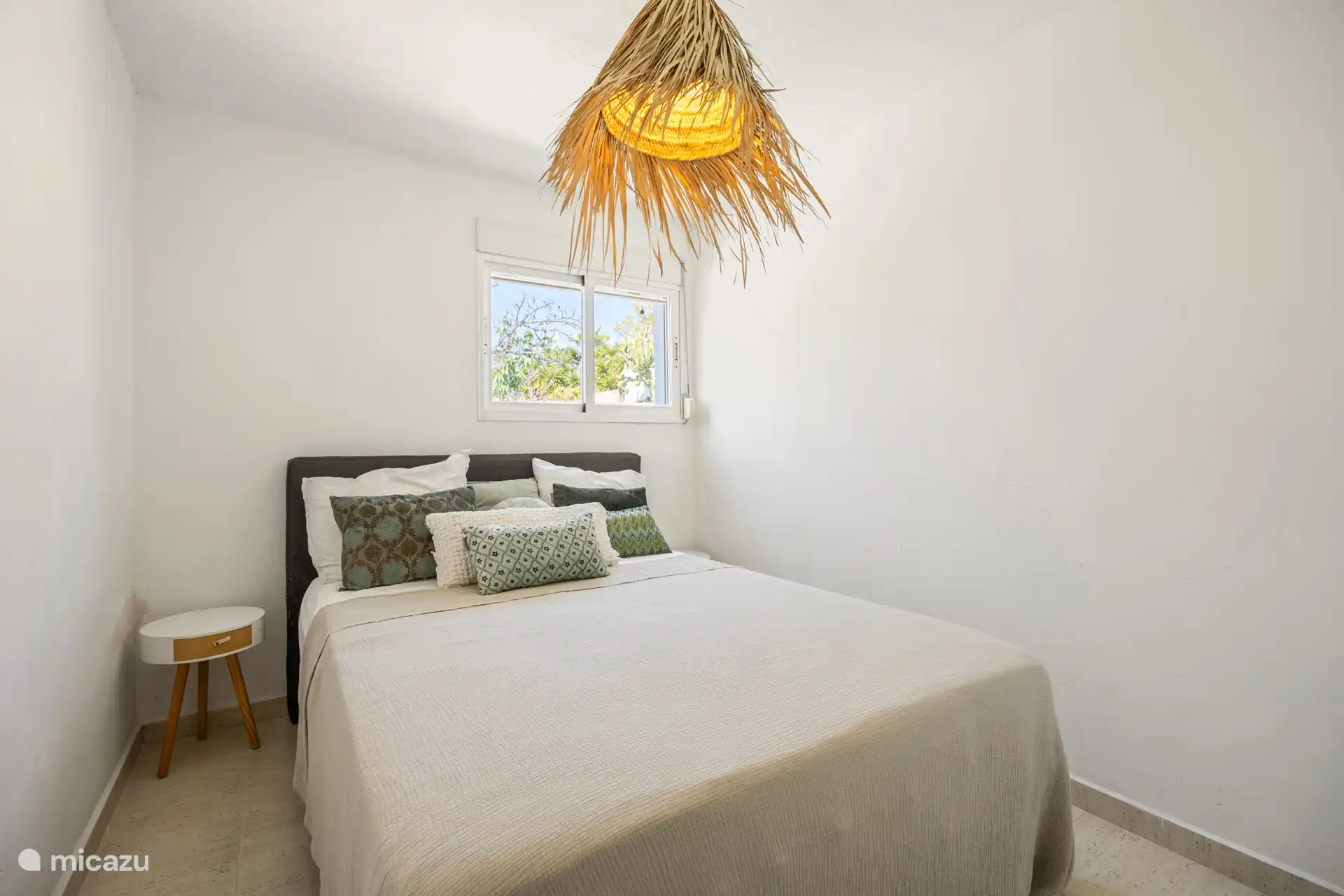 Kleineres Schlafzimmer mit Doppelbett, das zur Wohnung gehört.