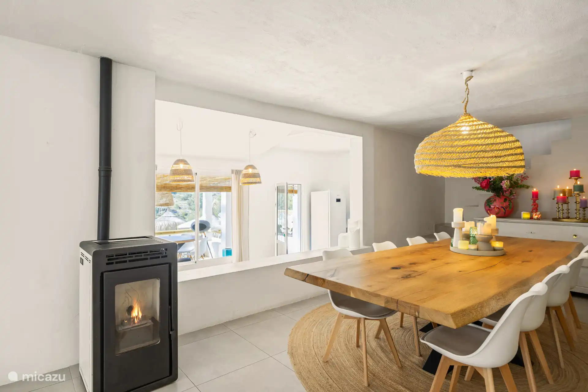 Sie öffnet sich zur Küche und zur Tür zur Terrasse.