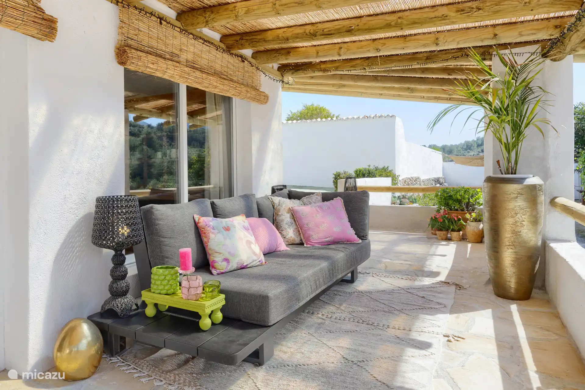 Überdachte Veranda neben der Küche mit Lounge-Sofa und Esstisch sowie 4 Stühlen.