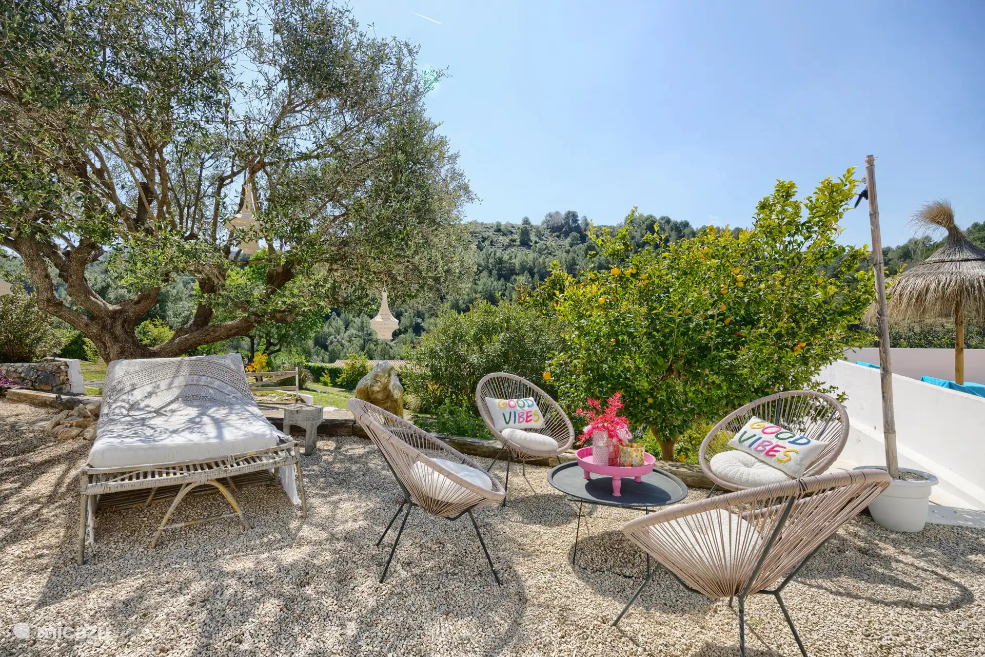Terrasse unter der Veranda in der Nähe des Pools mit zusätzlichem Sonnenbett.