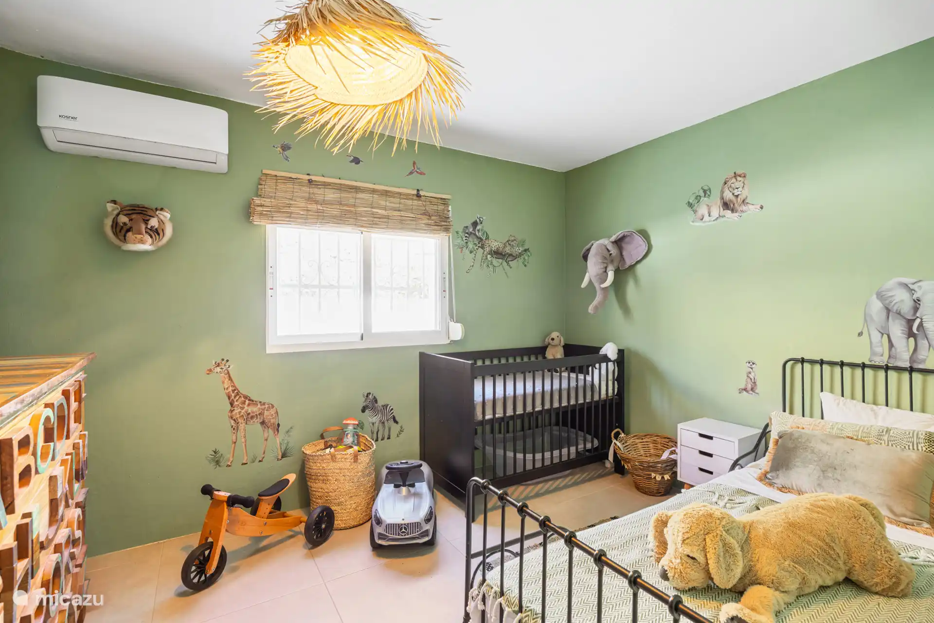 Das Baby- und Kinderzimmer mit Wickeltisch und verschiedenen Spielsachen für die Kleinen.