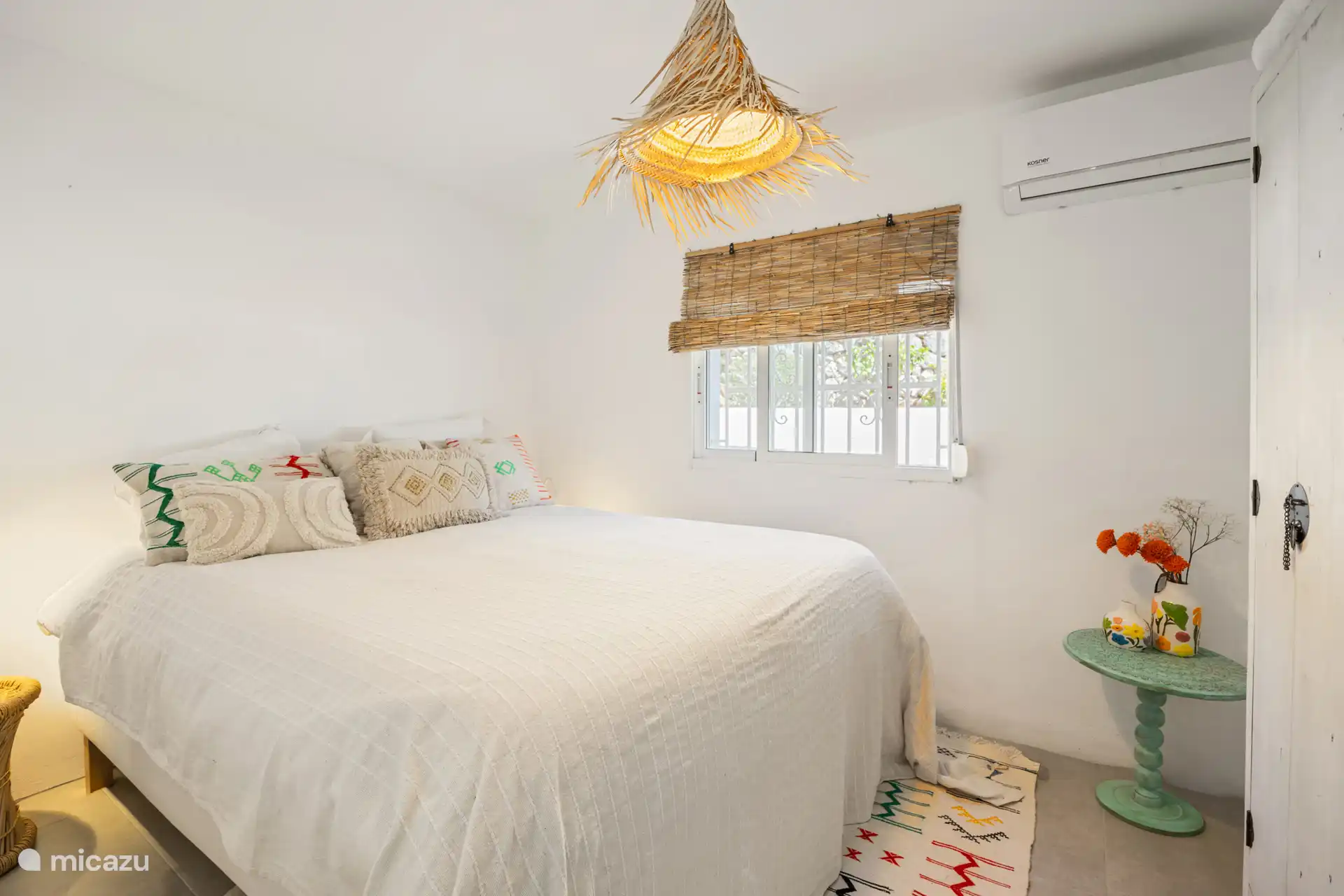 Schlafzimmer angrenzend an das Wohnzimmer.