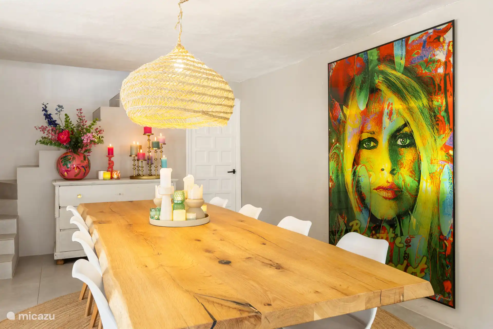 Esstisch mit 8 Stühlen, aber auf 12 Stühle erweiterbar, Tür zum Hauptschlafzimmer und zum Kinderzimmer.