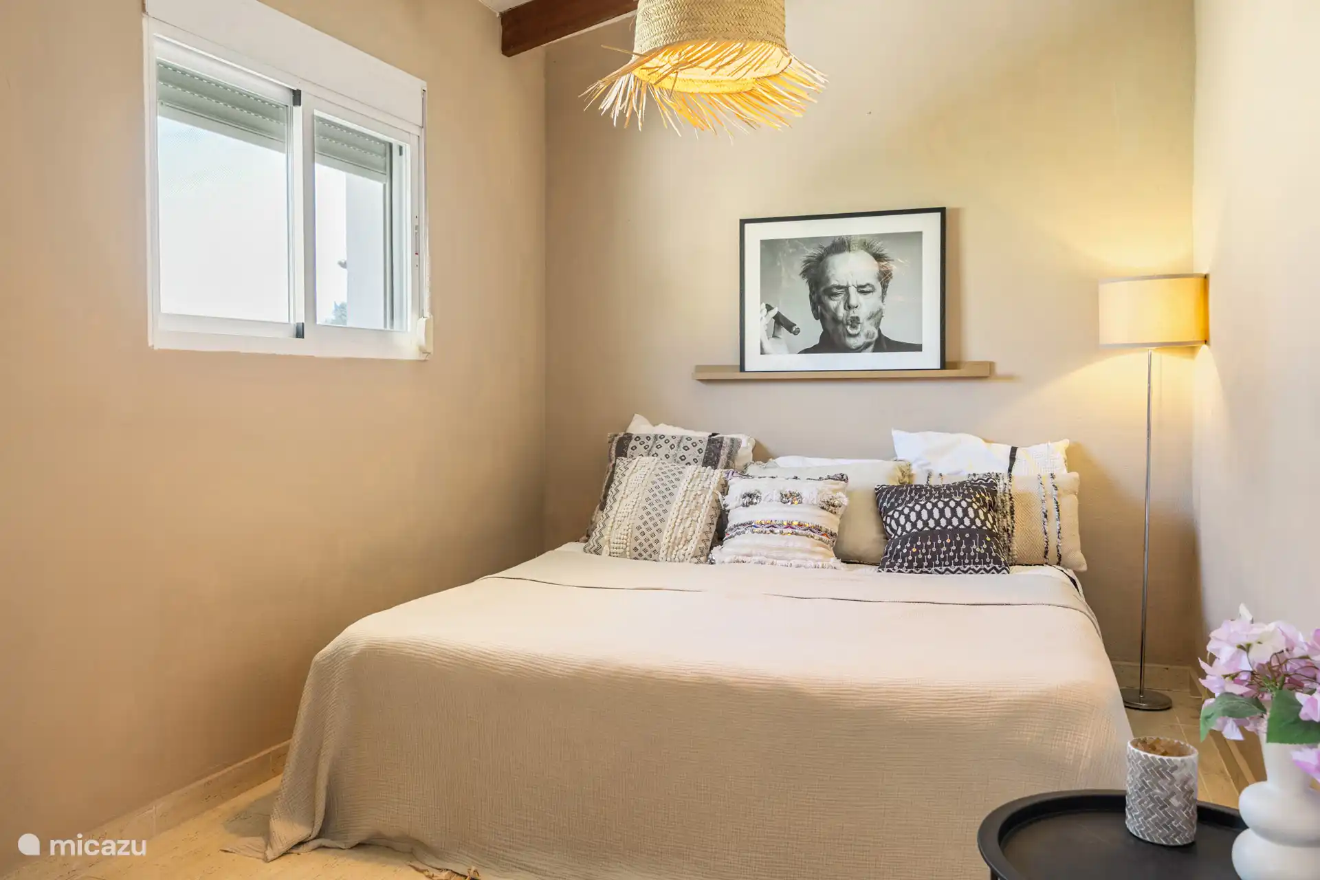 Großes Schlafzimmer im Obergeschoss mit Doppelbett und einem Einzelbett.