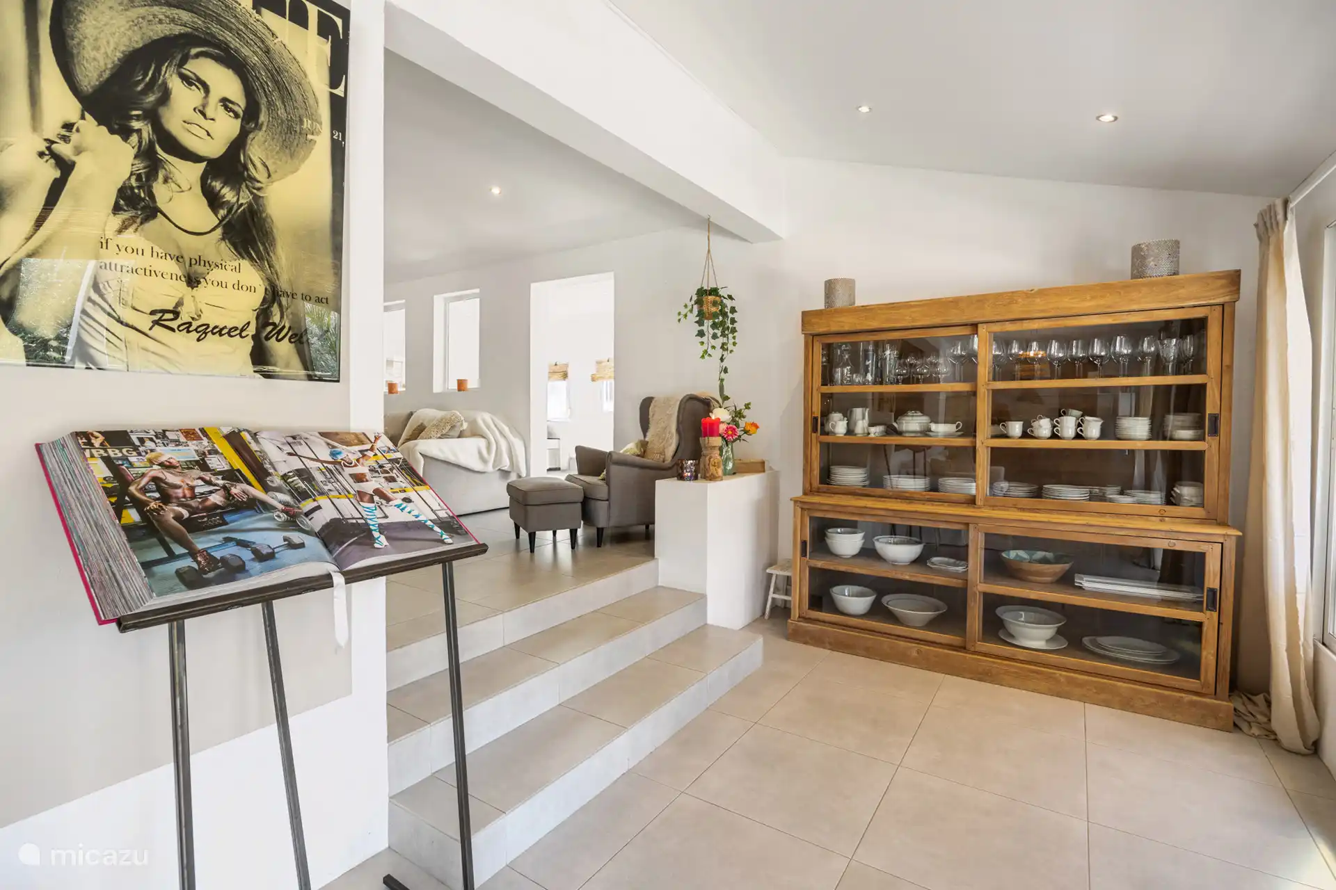 Der Übergang vom Wohnzimmer in die Küche mit Porzellanschrank.