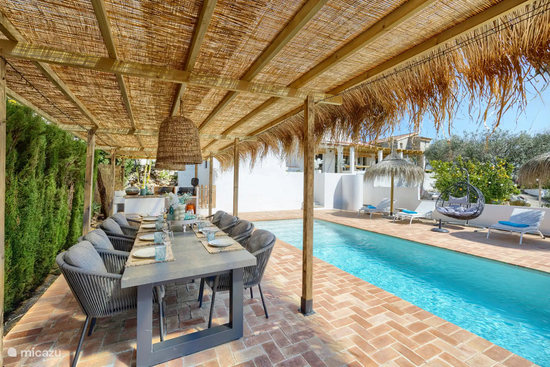 Schwimmbad mit Blick auf die Terrasse in der Nähe von Küche und Wohnzimmer