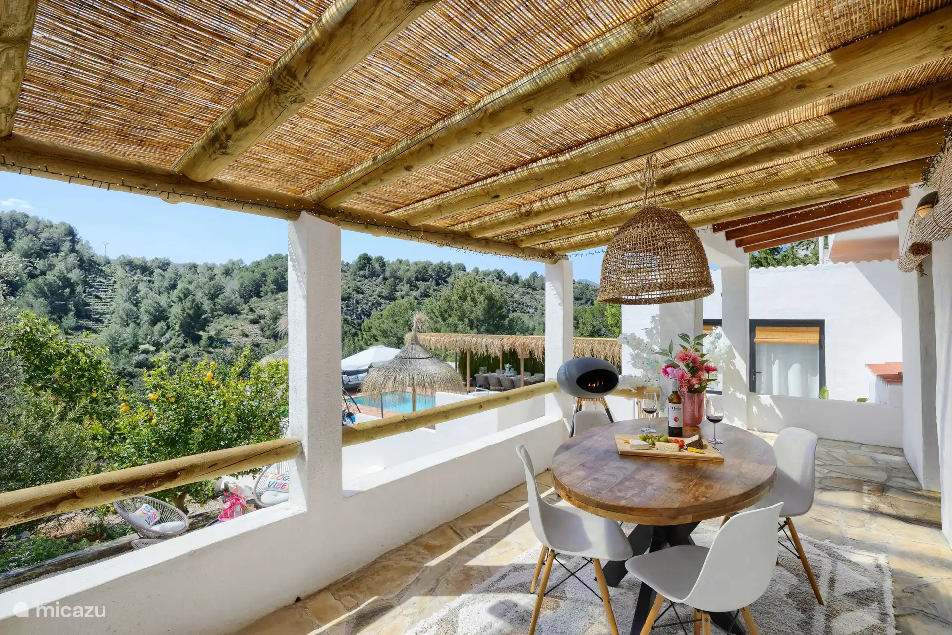 Terrasse in der Nähe von Küche und Wohnzimmer