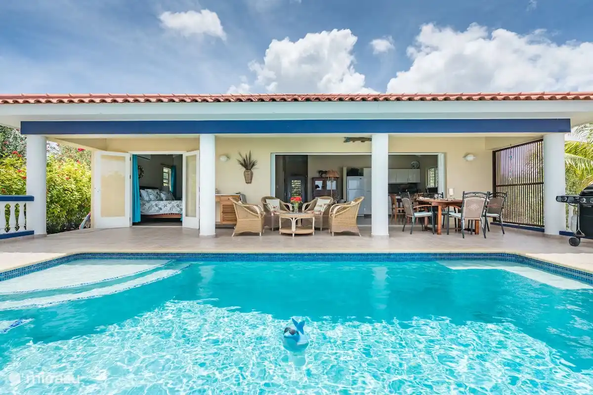 Het terras bij het zwembad met comfortabele stoelen, eettafel, ligstoelen en een heerlijk tuinbank om op te liggen. Dit allemaal met veel privacy ??