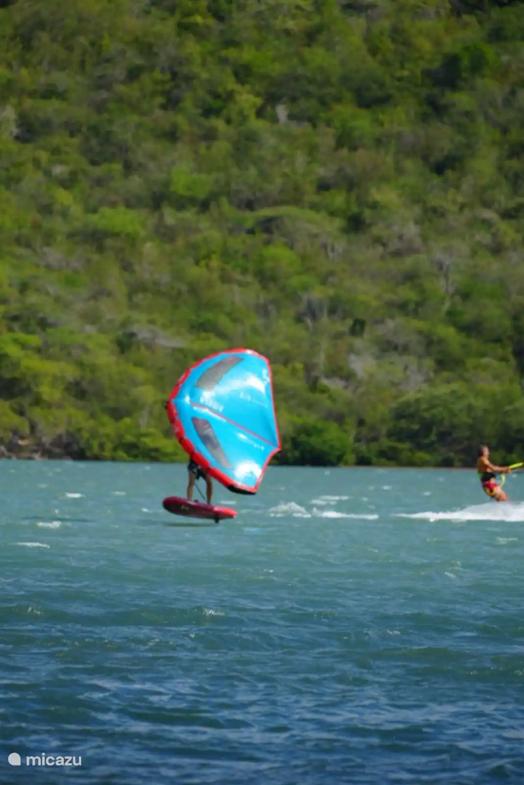 Op 10 minuten rijden wordt ook wel eens gekite of gewindsurft. Let wel dit is een plek voor de meer gevorderden.