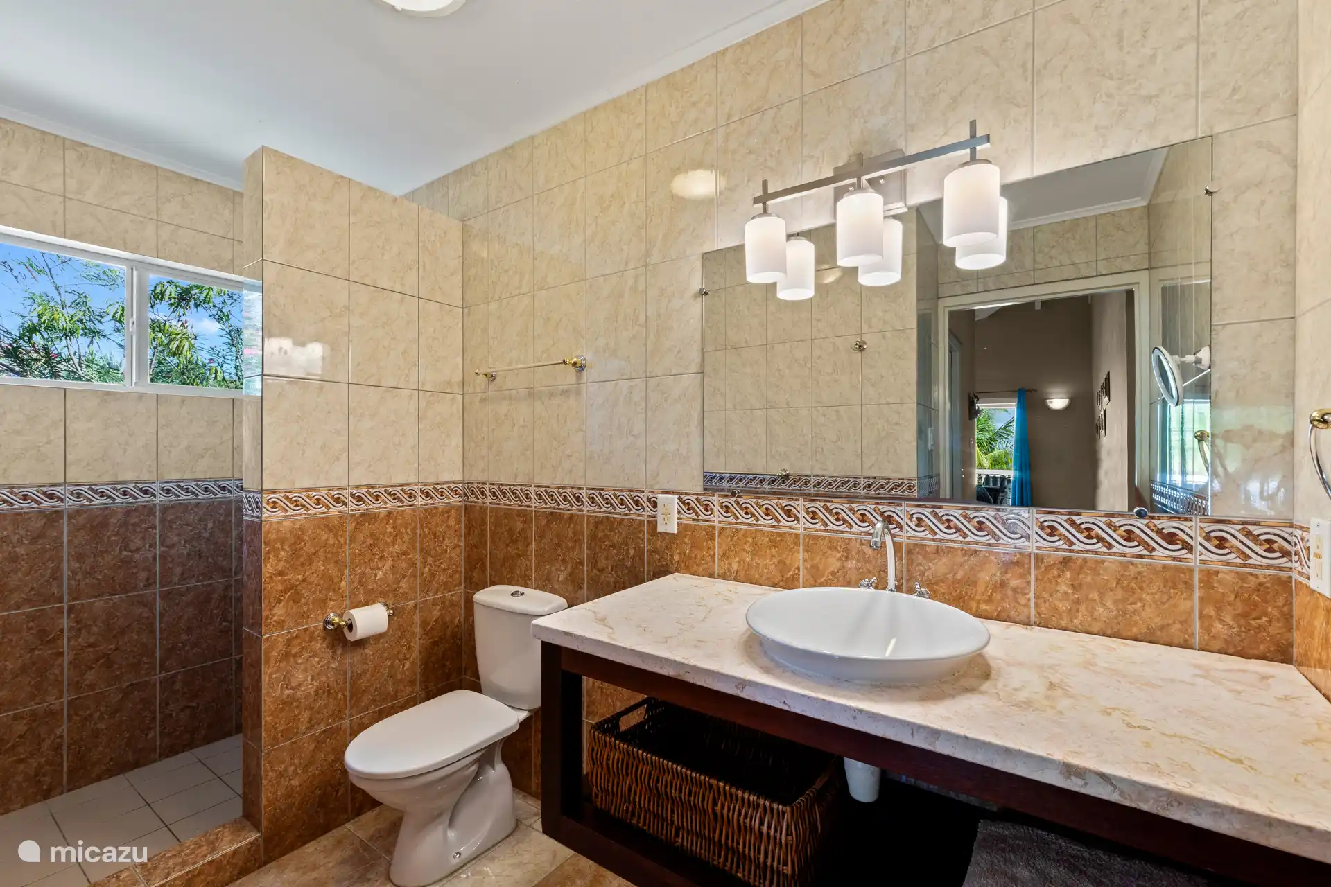 Badkamer behorend bij de master slaapkamer.