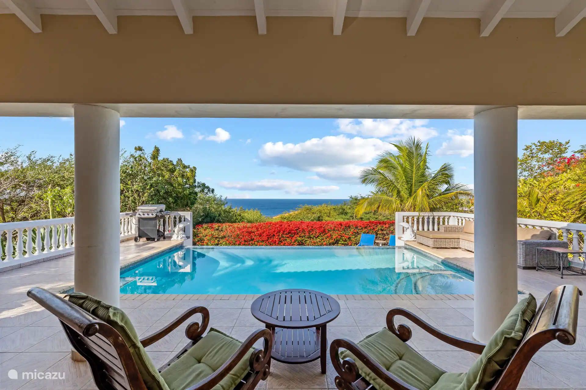 Vanuit de woonkamer en de porch mooi uitzicht over de infinity zwembad en de zee met in avond  prachtige zonsondergangen