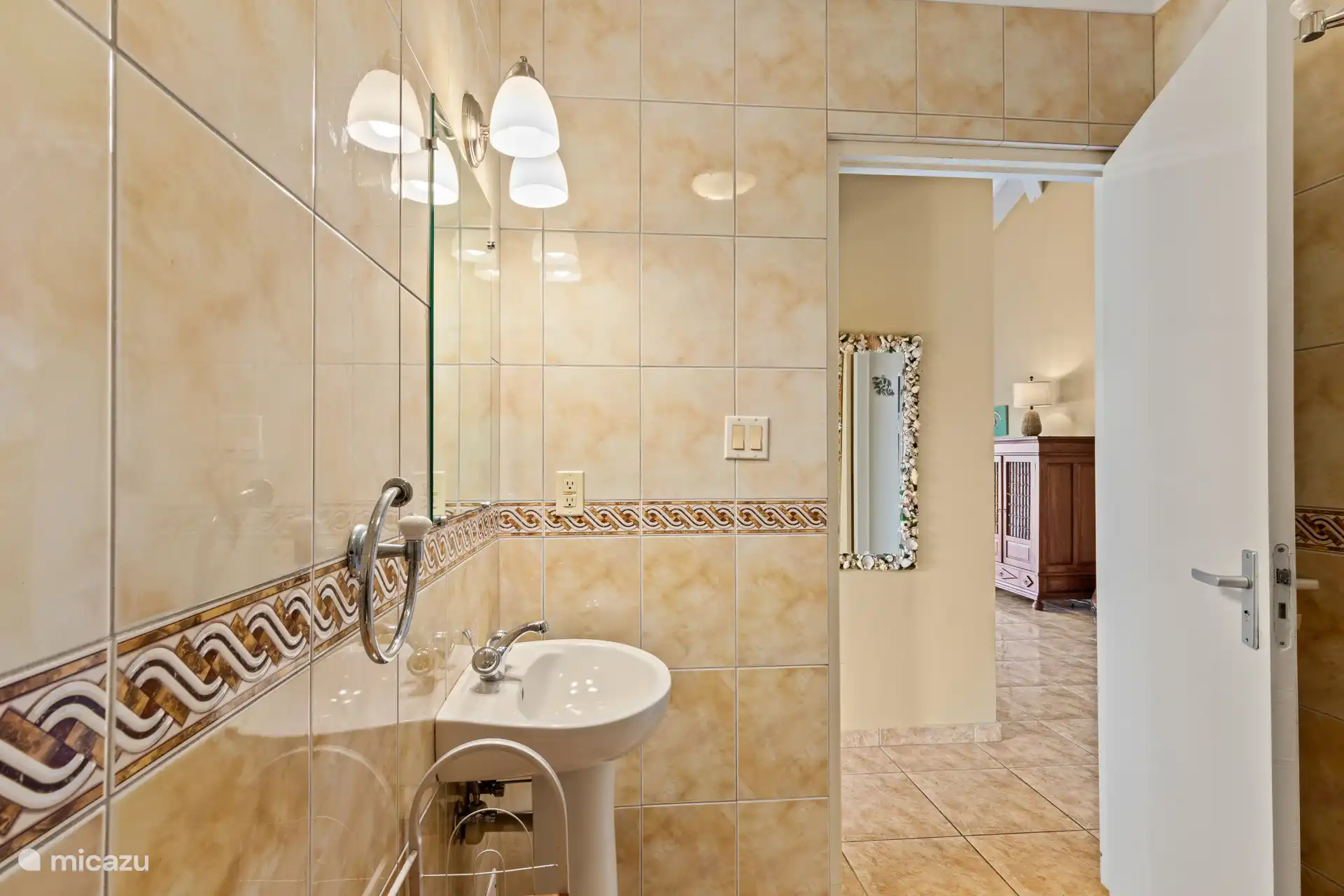 Badkamer met toilet en douche behorende bij de tweede slaapkamer.