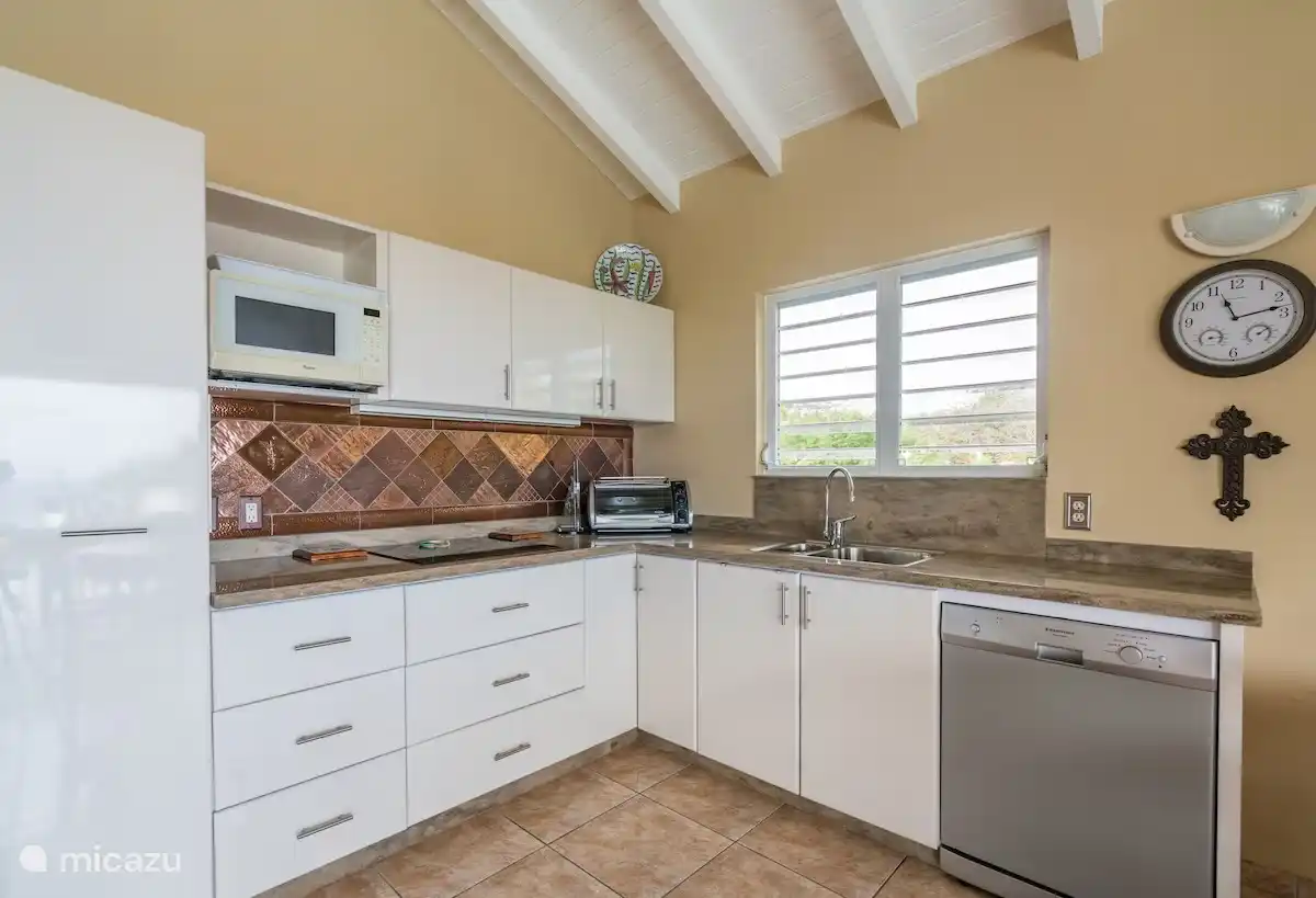 Misschien niet de meest trendy keuken maar wel met alle gemakken voorzien.