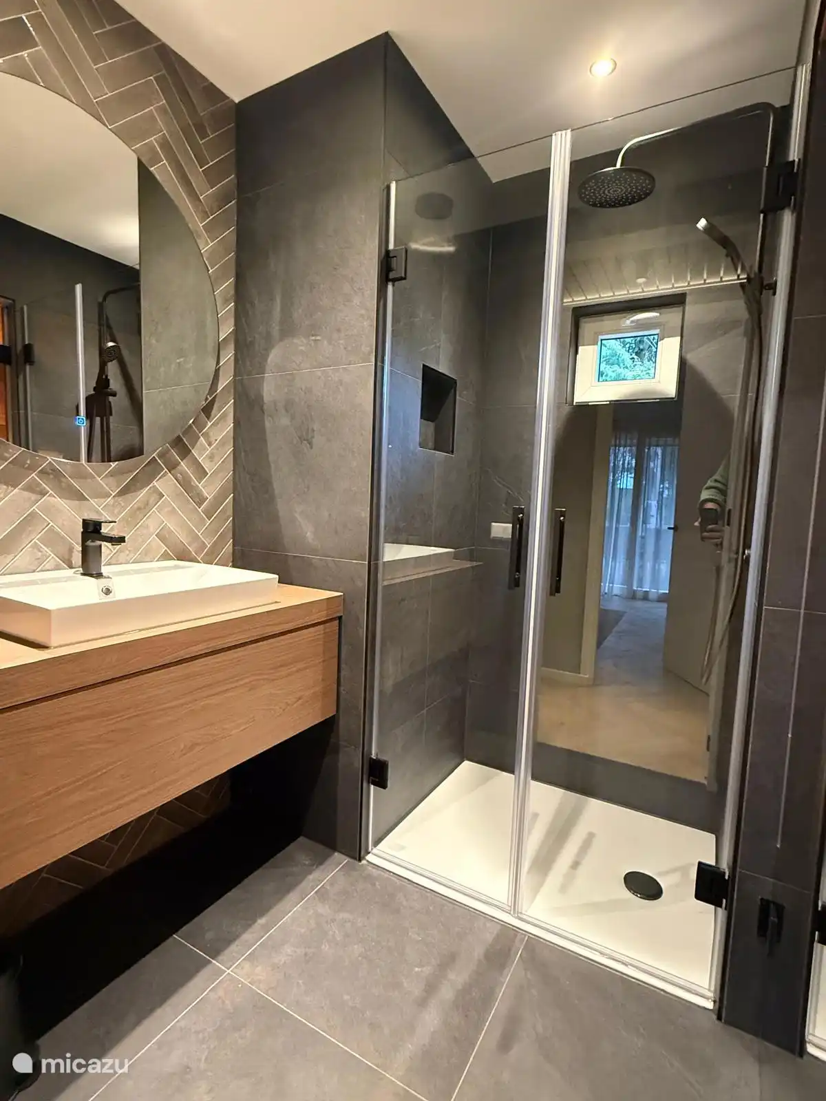 Badkamer met stortdouche en gewone douchekop