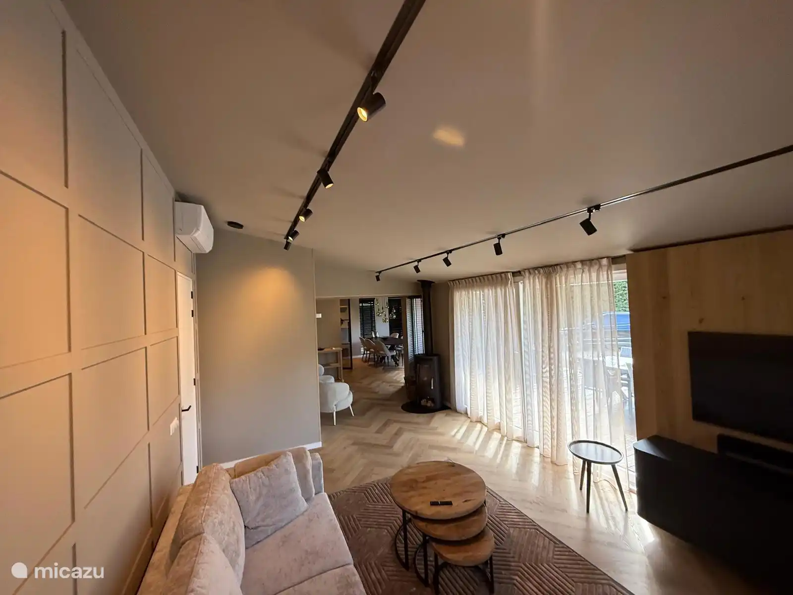 Doorkijk vanaf de woonkamer, de kinderen kunnen in de woonkamer heerlijk spelen zonder dat je er in de eetkamer 'last' van hebt