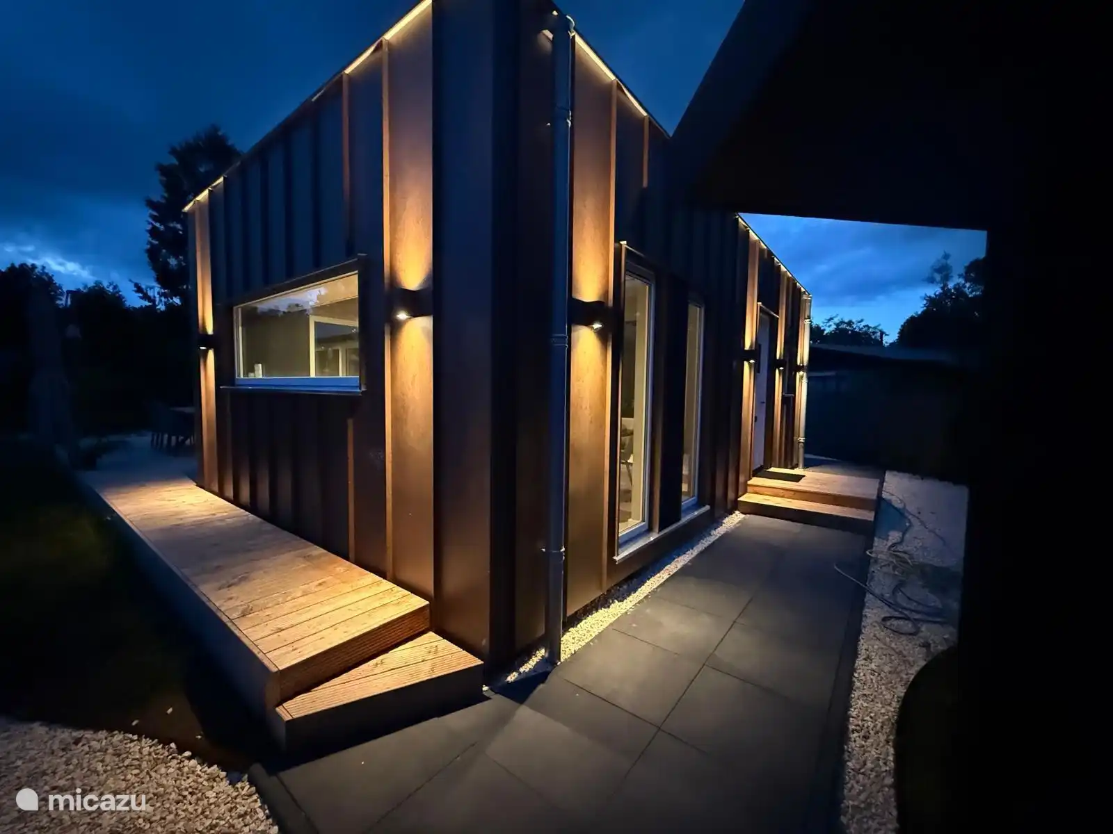 De ingang zit aan de zijkant van het huis