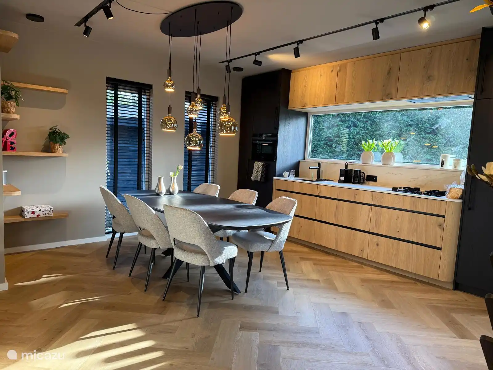 Eetkamer en keuken, alles is maatwerk en tot in de puntjes afgewerkt