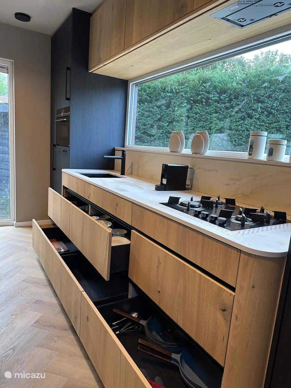 Maatwerk keuken net zoals alle andere meubels in dit huis