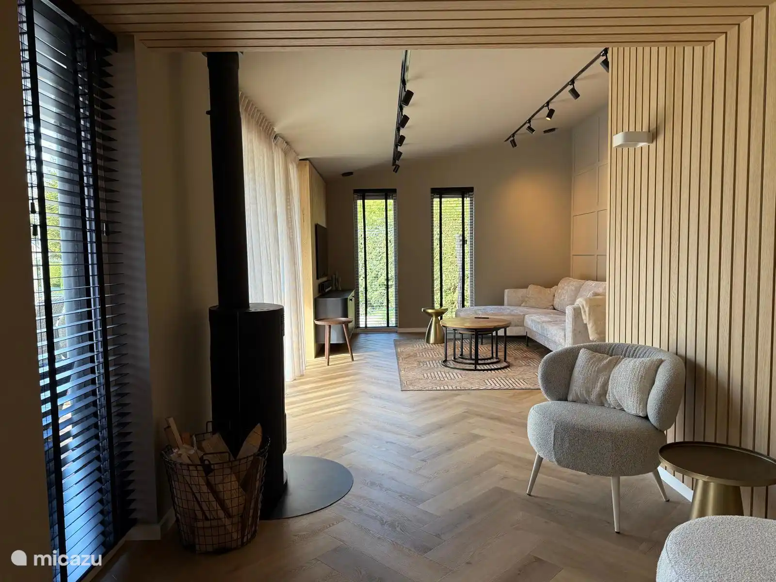 Doorkijk vanaf de eetkamer