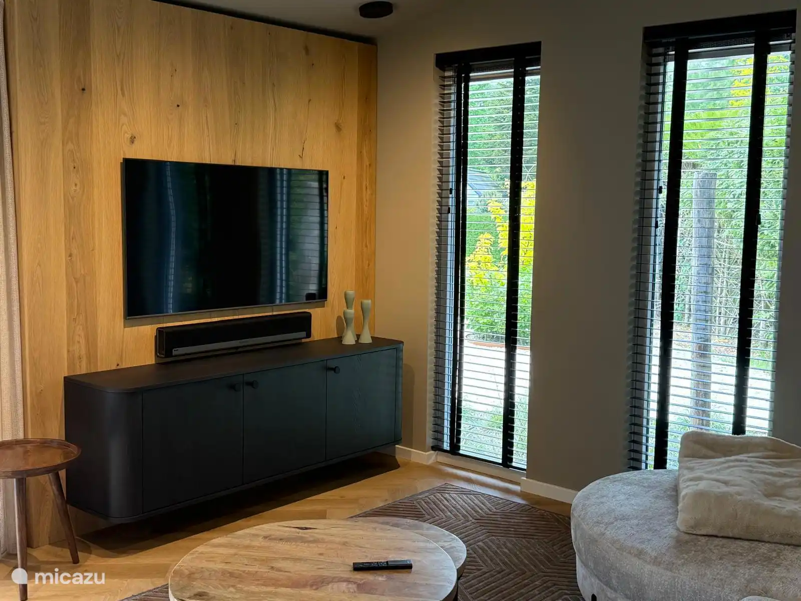Relaxen met een smart tv, alle beschikbare zenders en uw eigen streamingdiensten. Het geluid is ook helemaal top met het sonos surround systeem