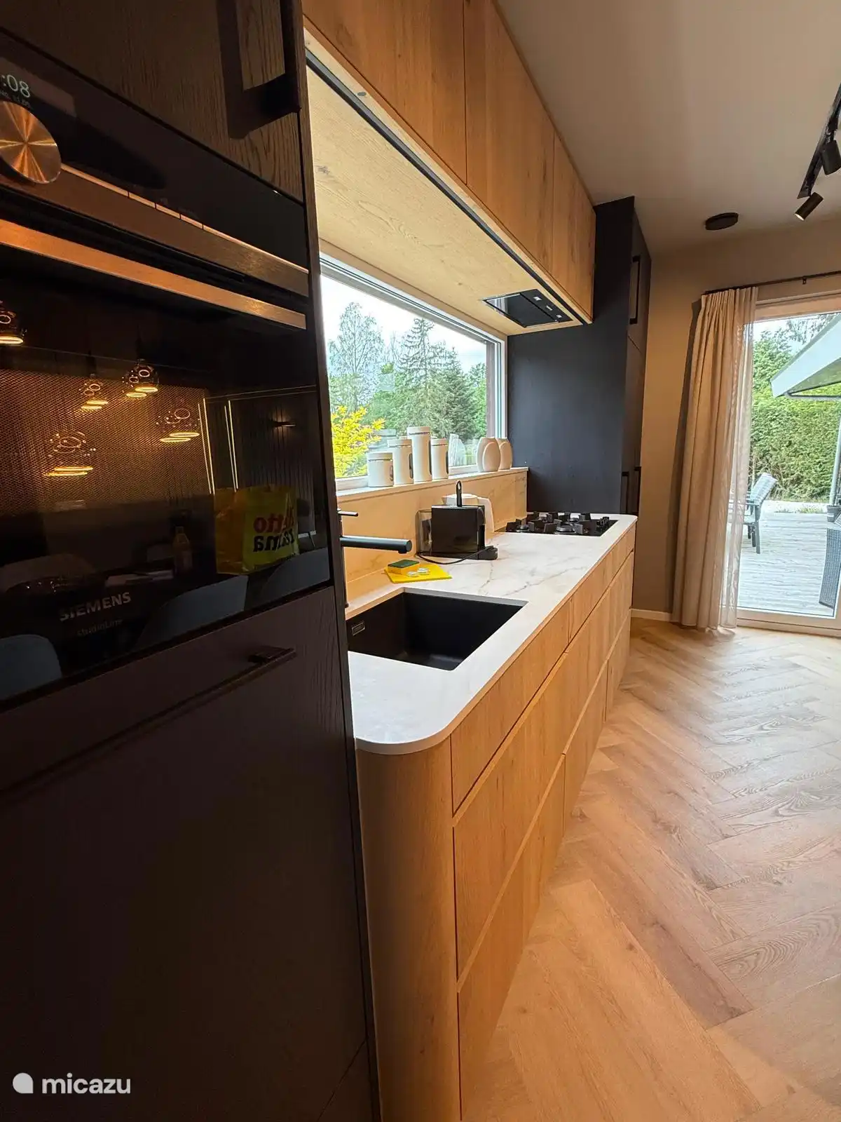 Grote design keuken met alles erop en eraan, volledig op maat gemaakt met veel opbergruimte en meer dan voldoende servies