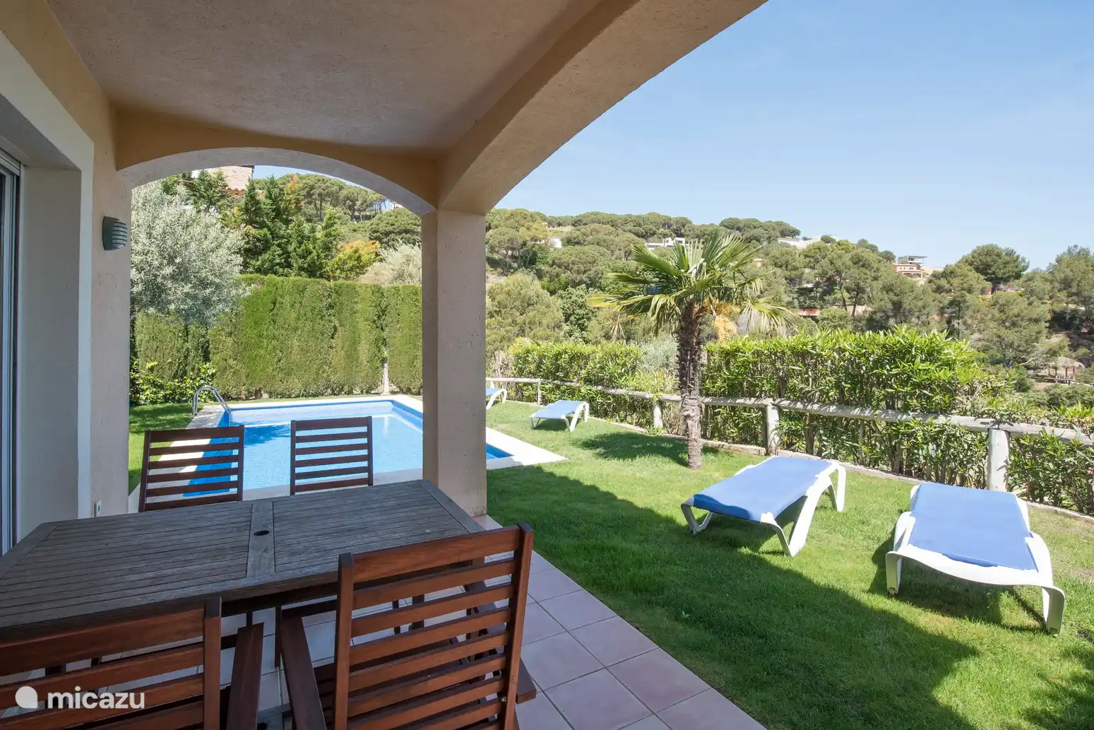 Villa Flor met terras en zwembad