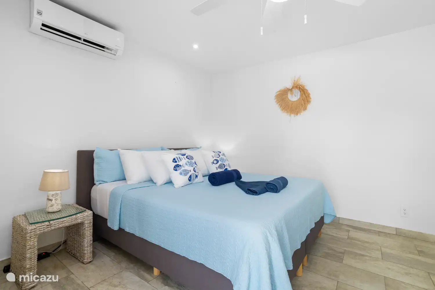 Geräumige Schlafzimmer mit eigenem Bad