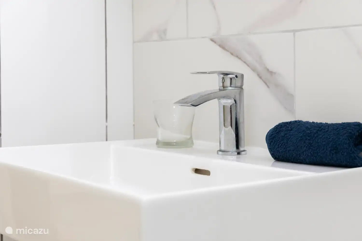 Geräumige Schlafzimmer mit eigenem Bad