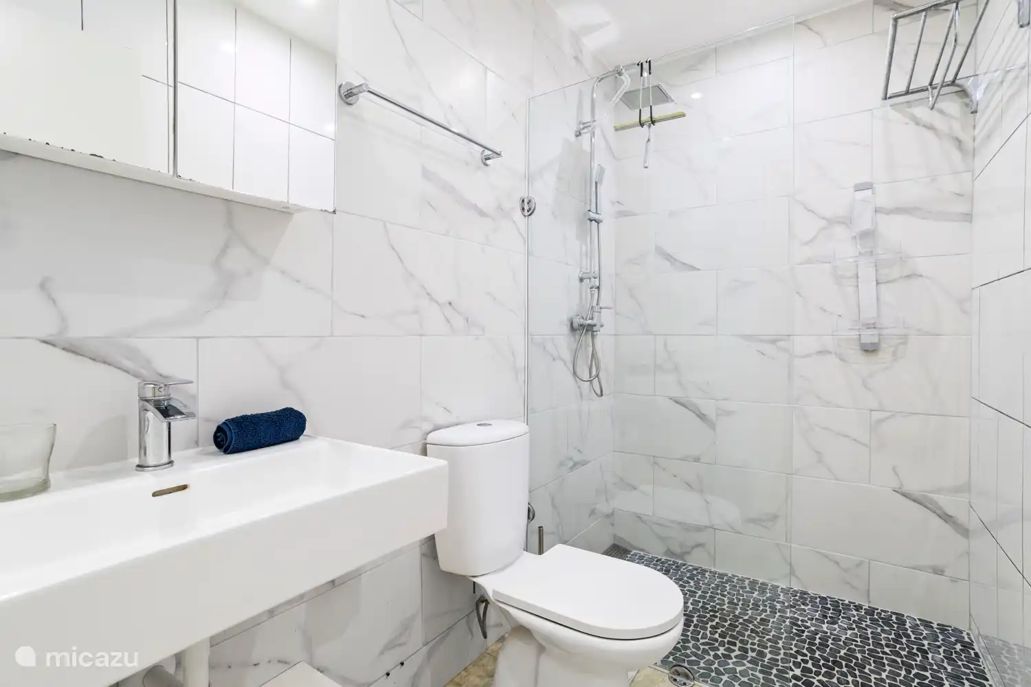 Geräumige Schlafzimmer mit eigenem Bad