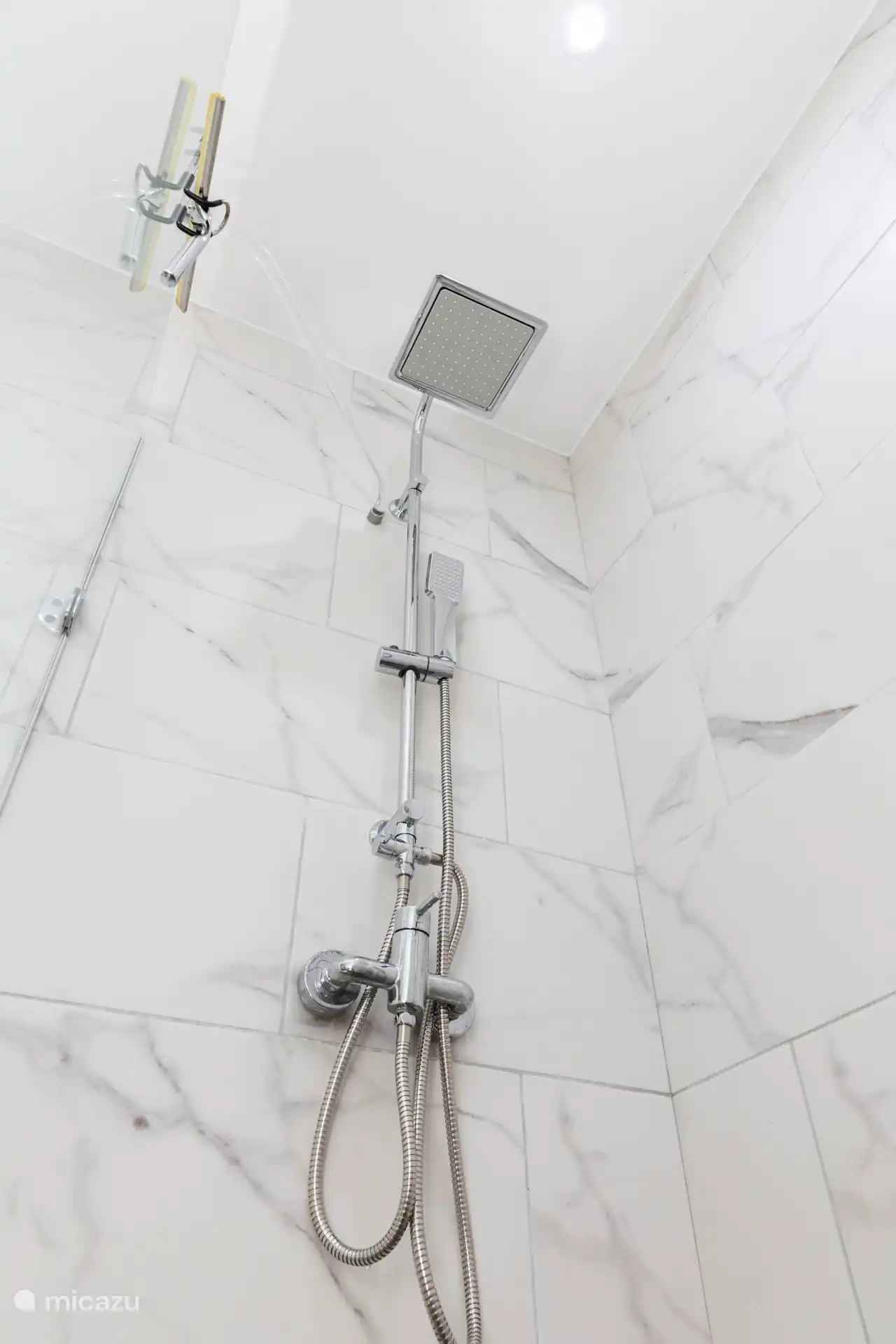 Geräumige Schlafzimmer mit eigenem Bad