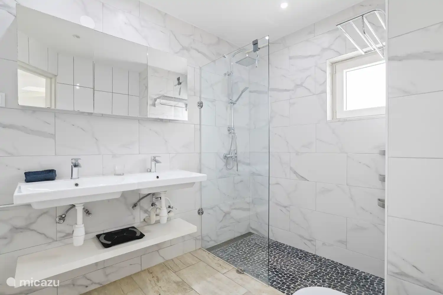 Geräumige Schlafzimmer mit eigenem Bad