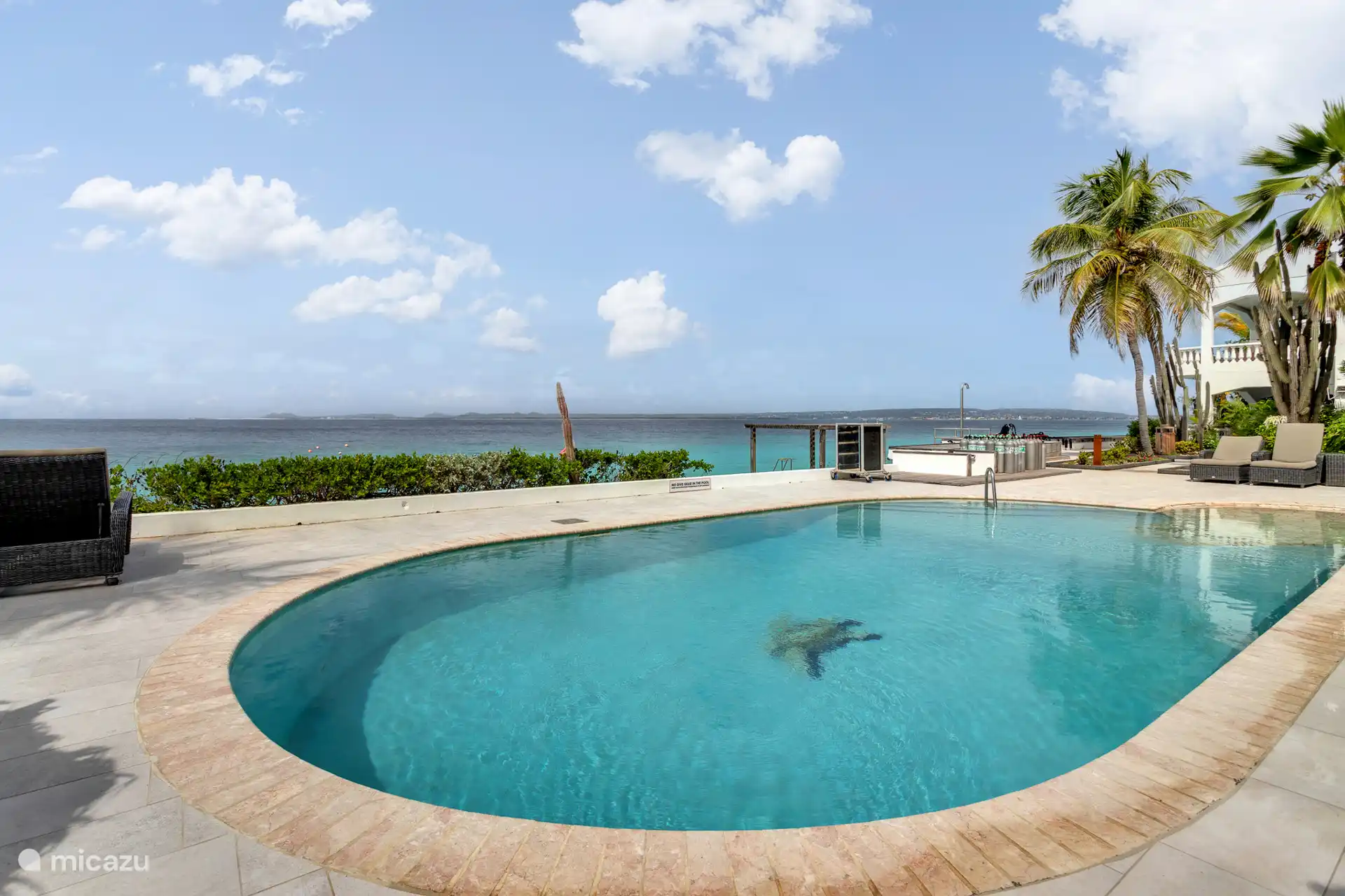 Schwimmbecken am Meer