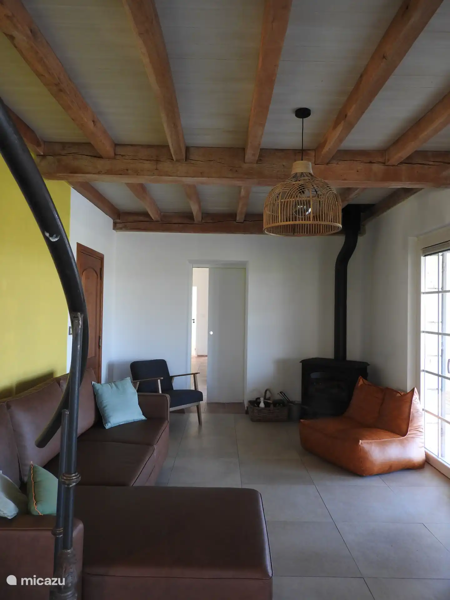 zithoek met houtkachel