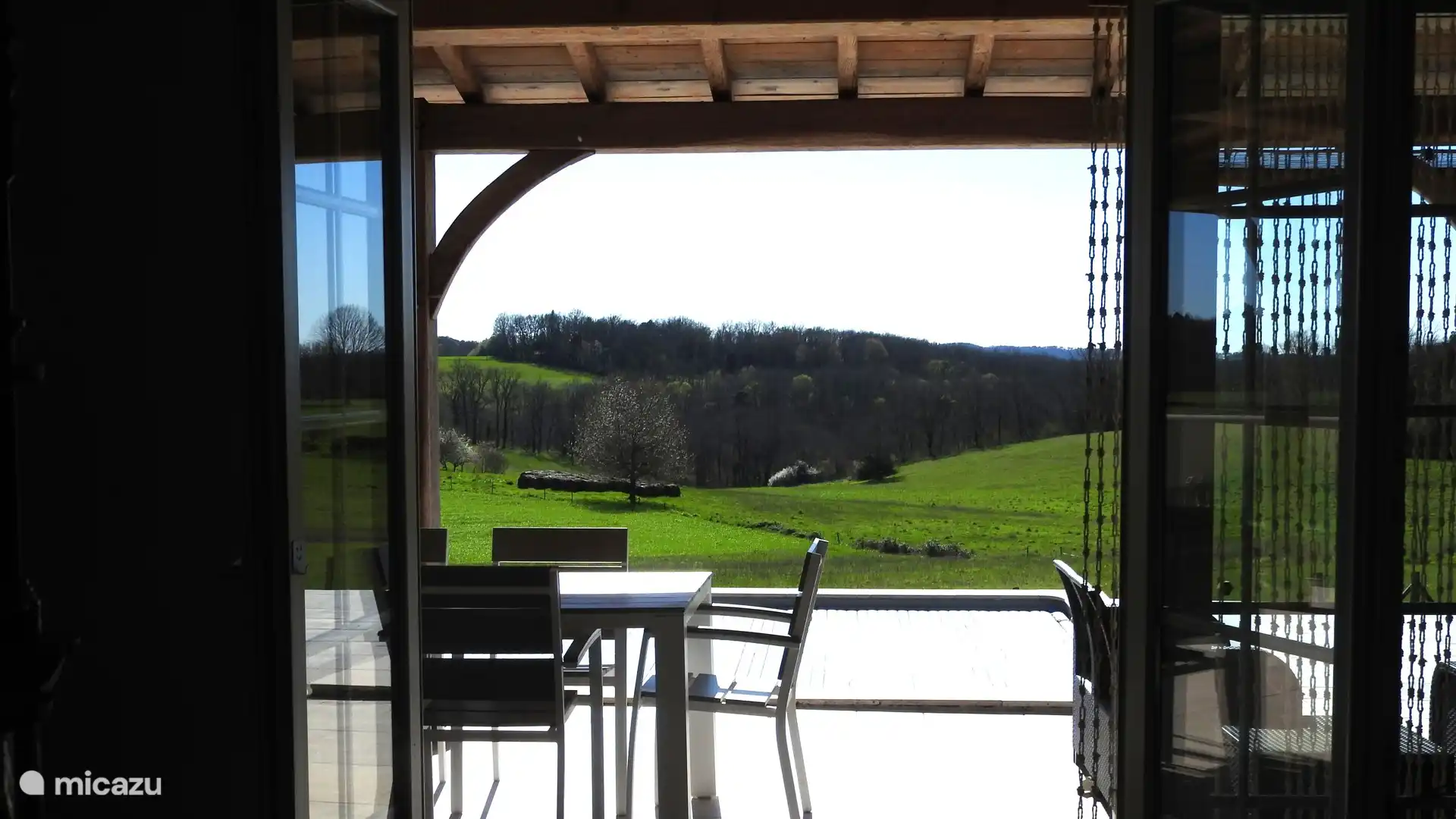 rechtstreeks e toegang van living naar terras en zwembad