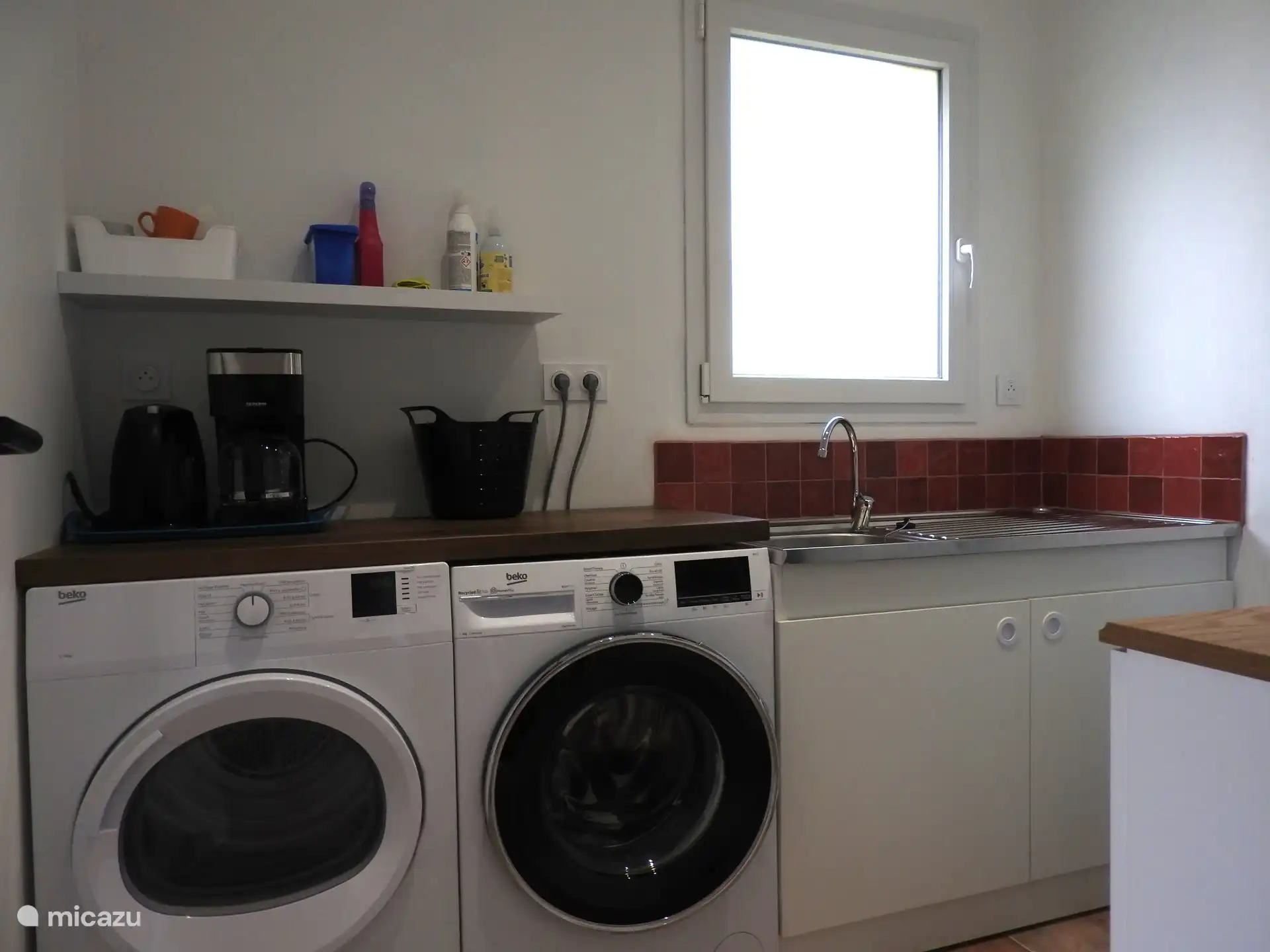 Wasruimte met wasmachine, droogkast, spoeltafel, koffiemachine, strijkplank, ...