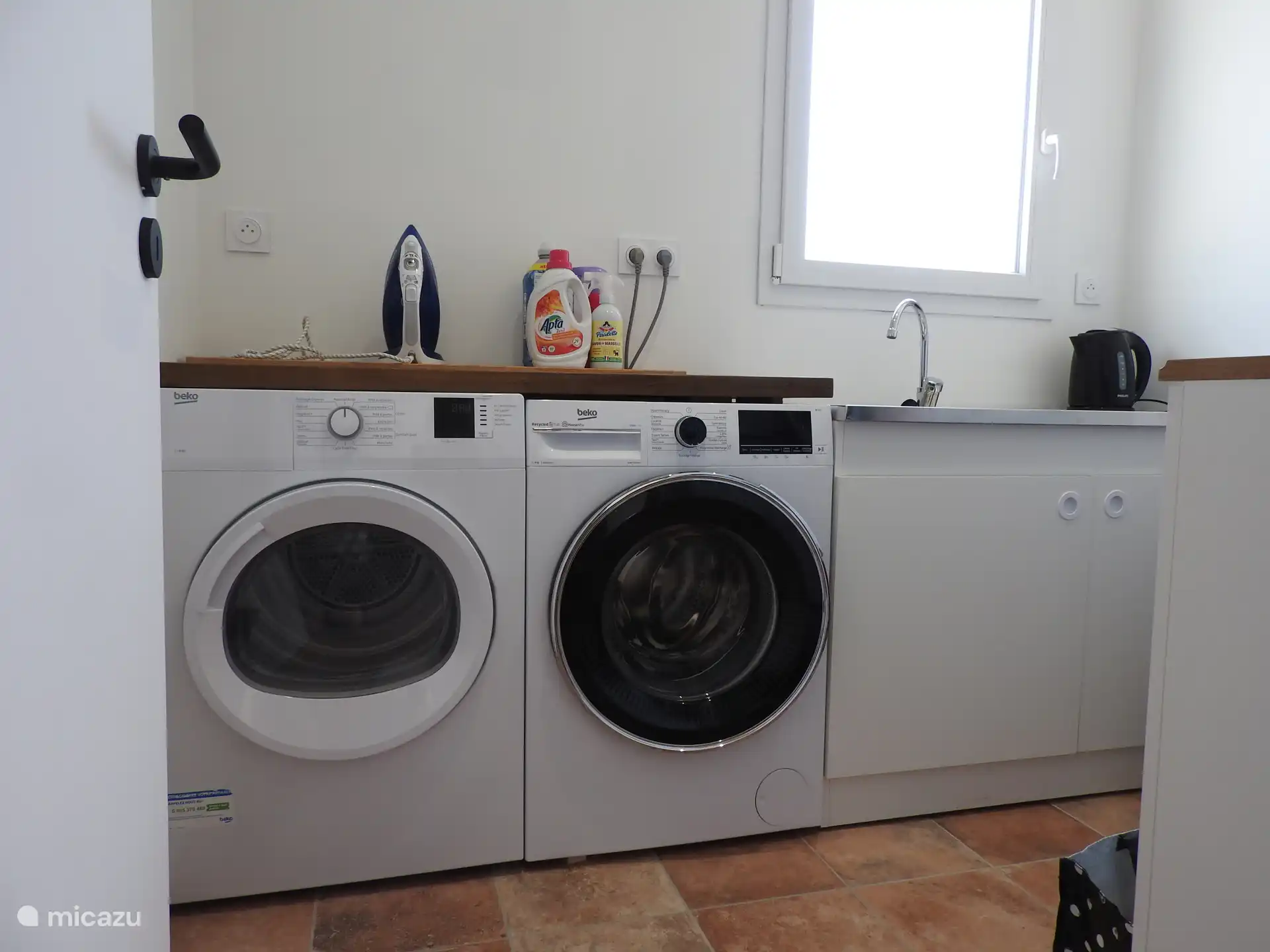 Wasplaats met wasmachine en droogkast